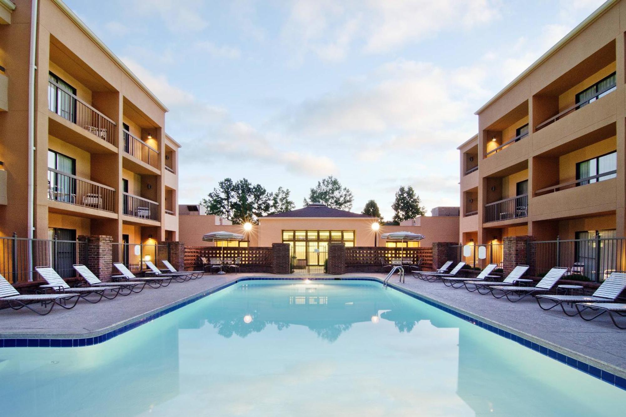 Courtyard By Marriott Huntsville University Drive Экстерьер фото