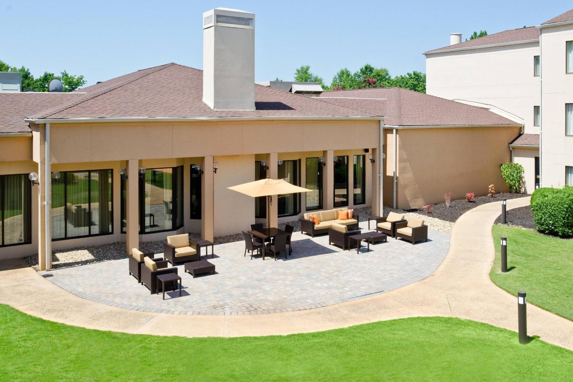 Courtyard By Marriott Huntsville University Drive Экстерьер фото