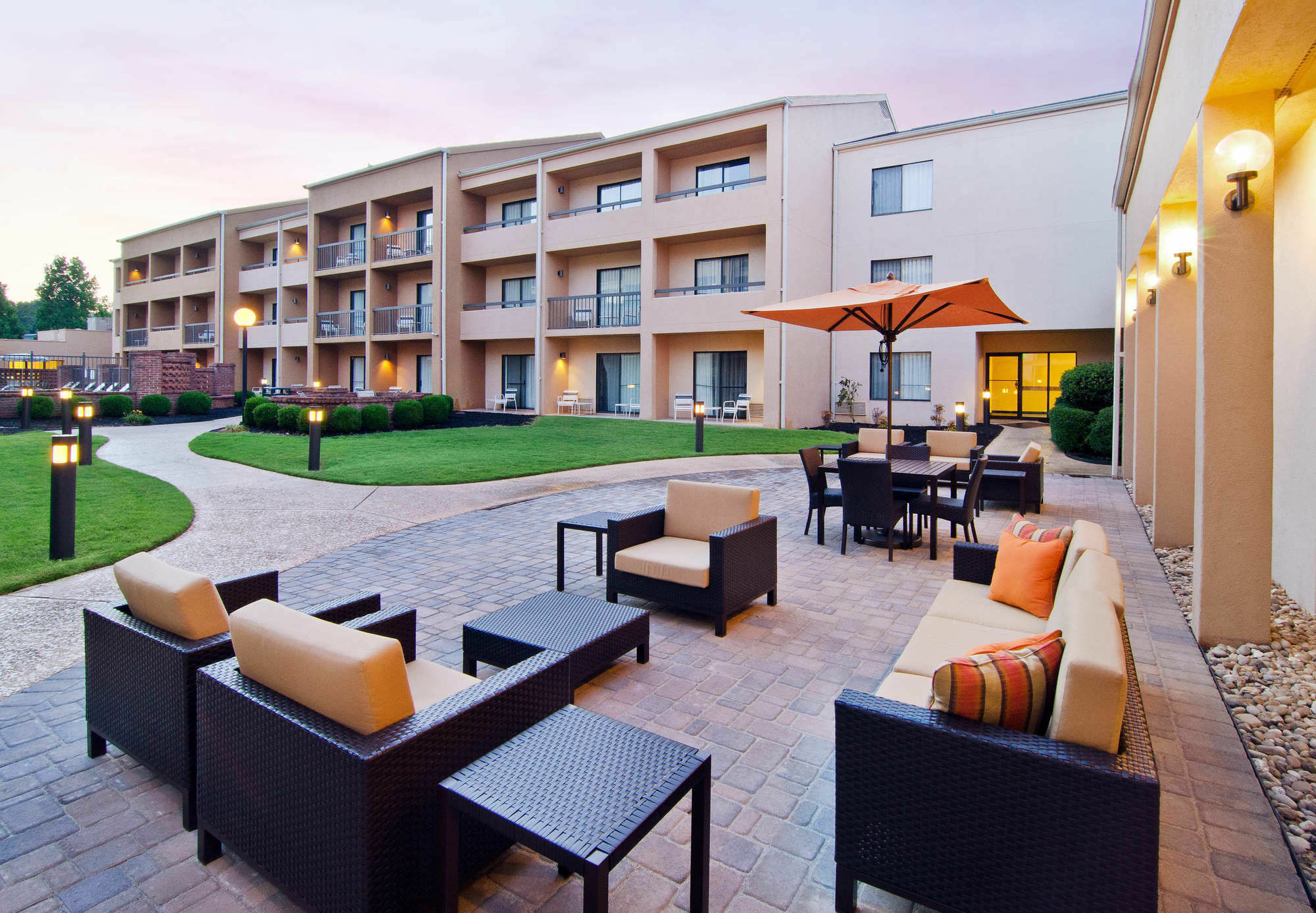 Courtyard By Marriott Huntsville University Drive Экстерьер фото